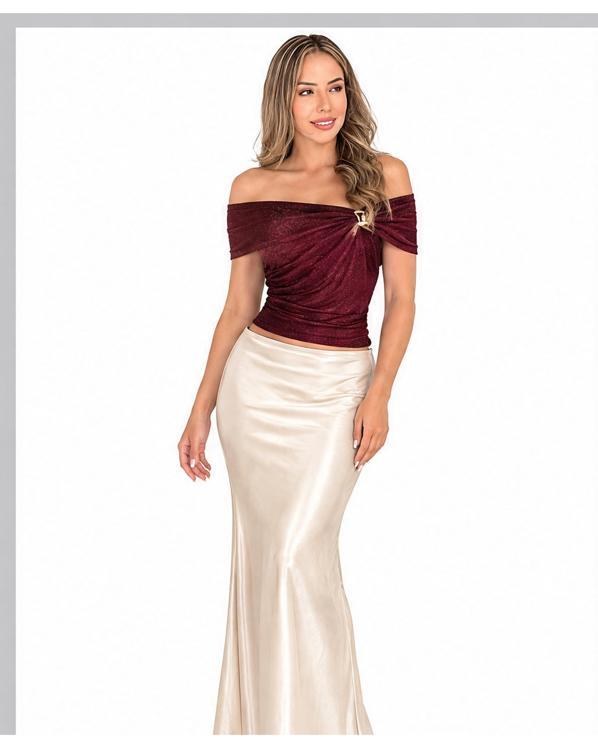 Blusa off-shoulder de brillo con broche