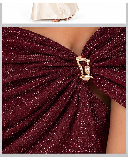 Blusa off-shoulder de brillo con broche