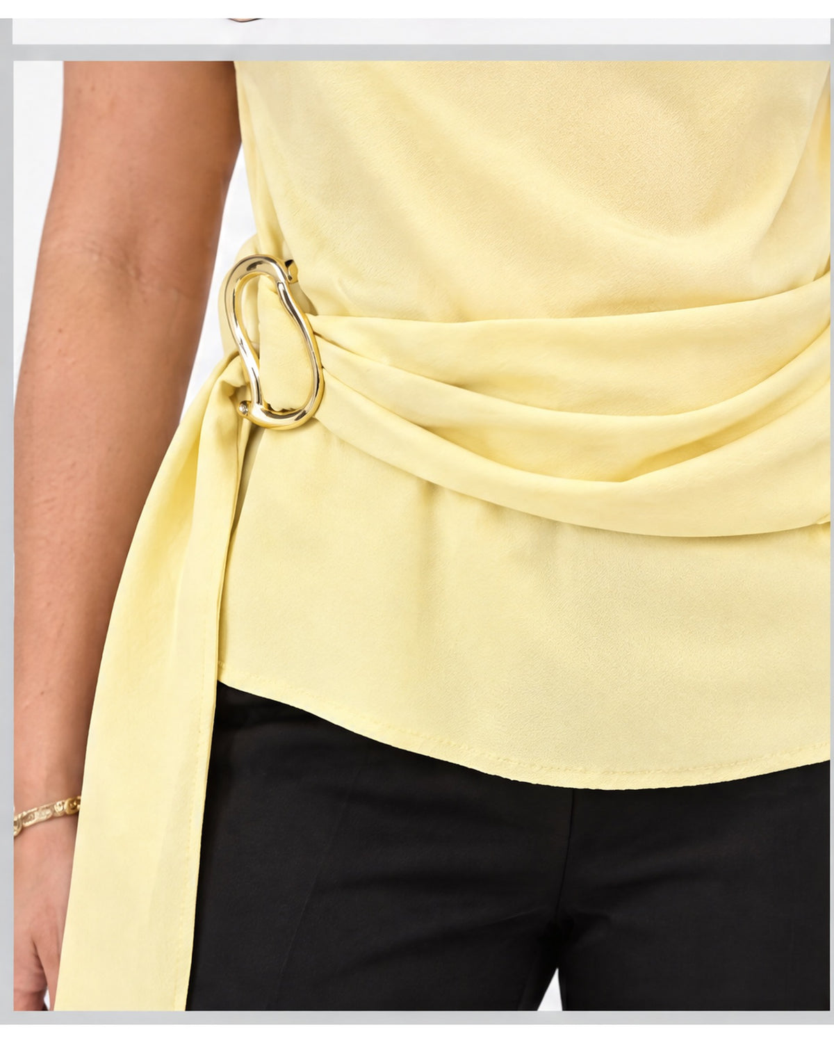 Blusa con hebilla lateral