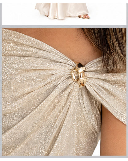 Blusa off-shoulder de brillo con broche