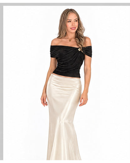Blusa off-shoulder de brillo con broche