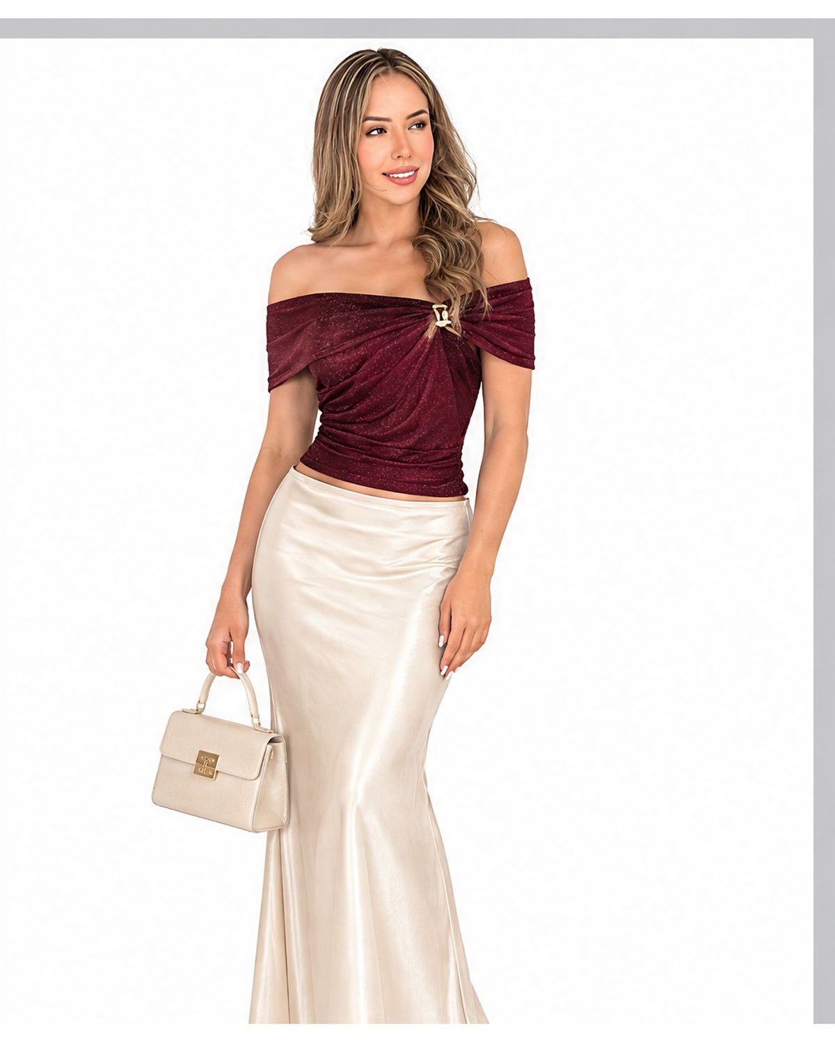 Blusa off-shoulder de brillo con broche