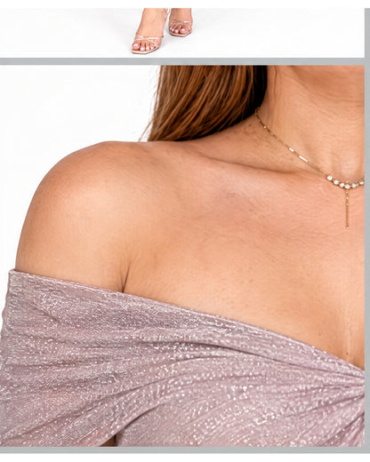 Blusa off-shoulder de brillo con broche